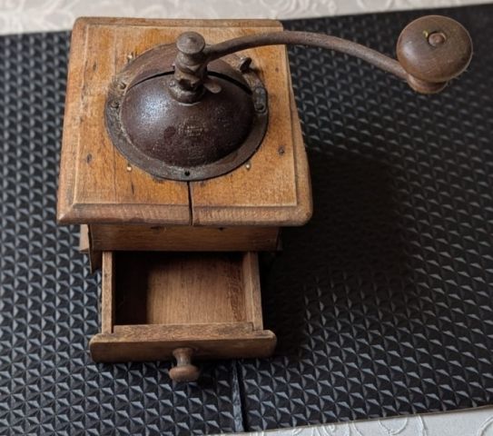 مطحنة قهوة فرنسية قديمة 2